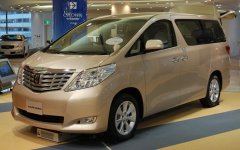 Toyota показала в Москве обновленный Alphard